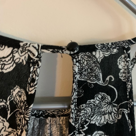 Cute iZ BYER off shoulder black and white floral top - Picture 6 of 6